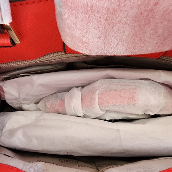 MK Michael Kors Karla satchel in Sangria color. With jet set wallet, key charms - Picture 6 of 16